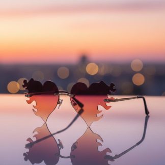 Lentes en forma de corazon en llamas